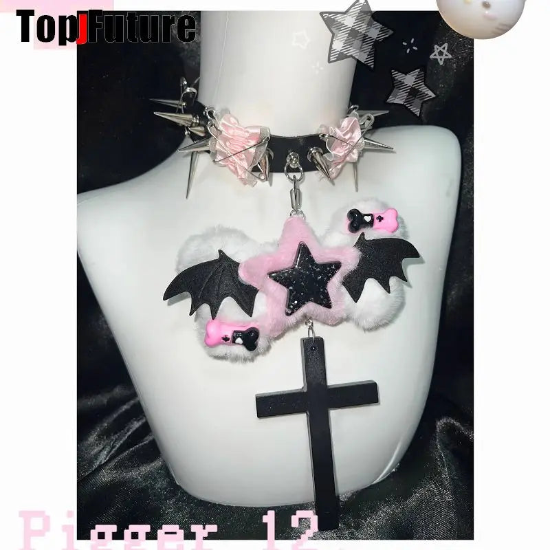 Chokery “Kawaii Chaos” – Miękkość z kolcami